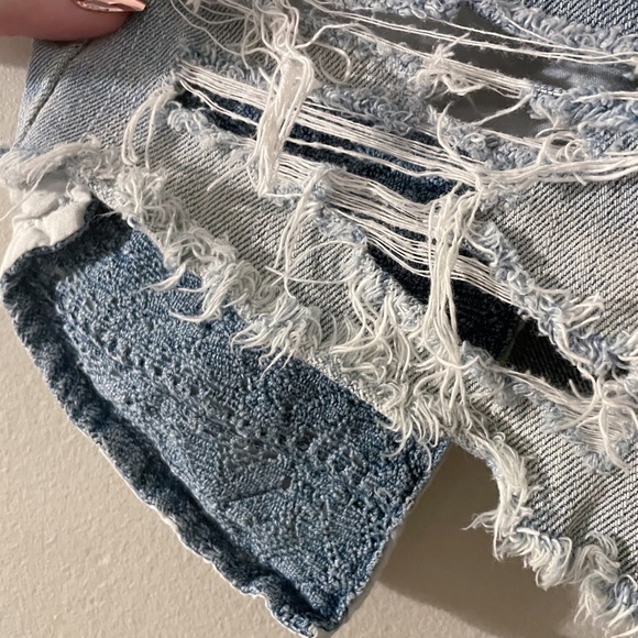 American Eagle Outfitters high rise patterned pocket light wash jean shorts - Picture 6 of 7